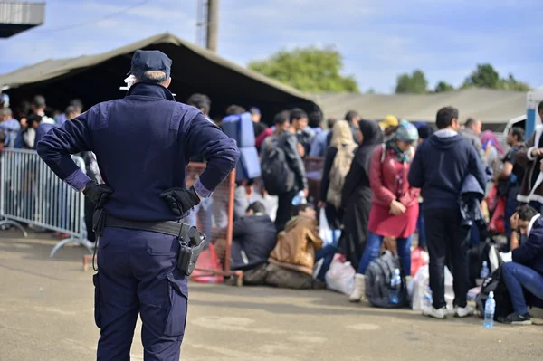 Refugees entering refugee camp in Opatovac — Stock Photo, Image