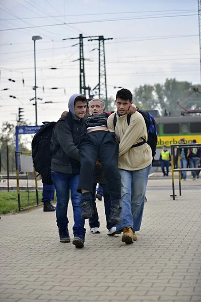 Refugees leaving Hungary — Stock Photo, Image