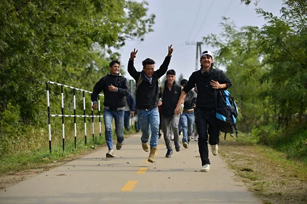 Refugees leaving Hungary — Stock Photo, Image