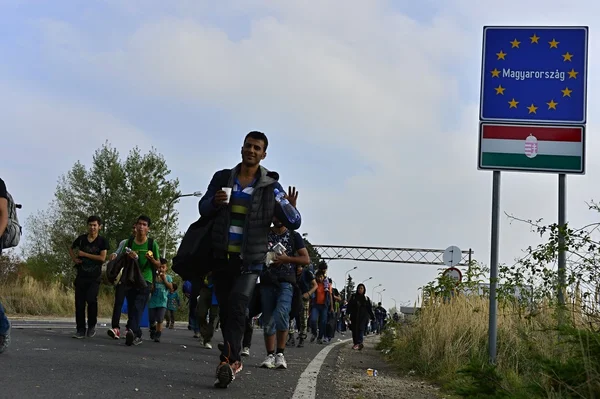 Refugees leaving Hungary — Stock Photo, Image