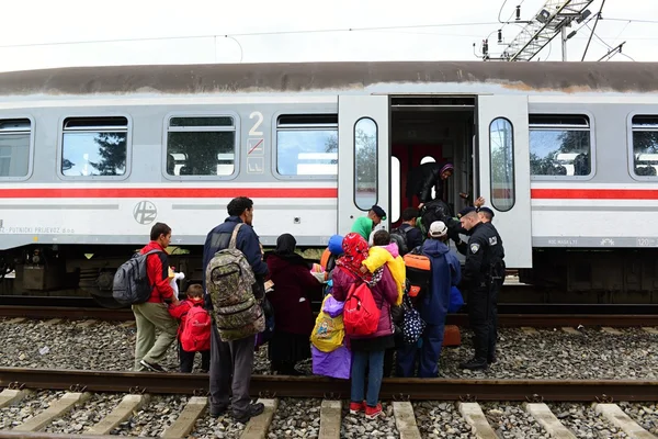 Refugiados dejando Tovarnik en Croacia — Foto de Stock