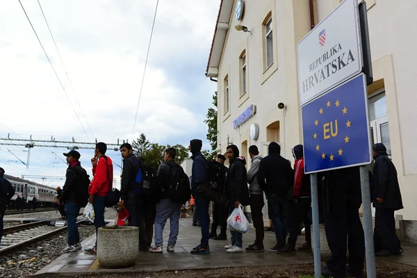 Vluchtelingen verlaten Tovarnik in Kroatië — Stockfoto