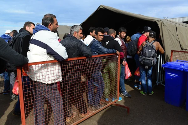 Flüchtlinge betreten Flüchtlingslager in Opatovac — Stockfoto