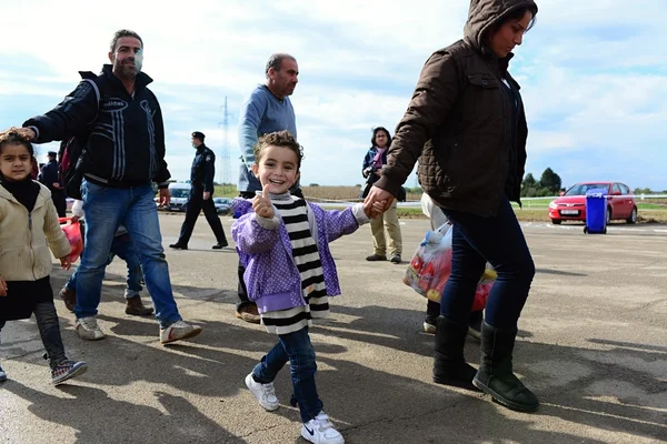 Réfugiés entrant dans le camp de réfugiés d'Opatovac — Photo