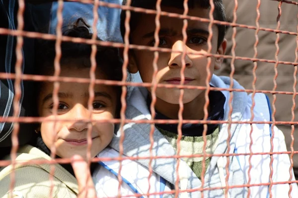 Refugees entering refugee camp in Opatovac — Stock Photo, Image