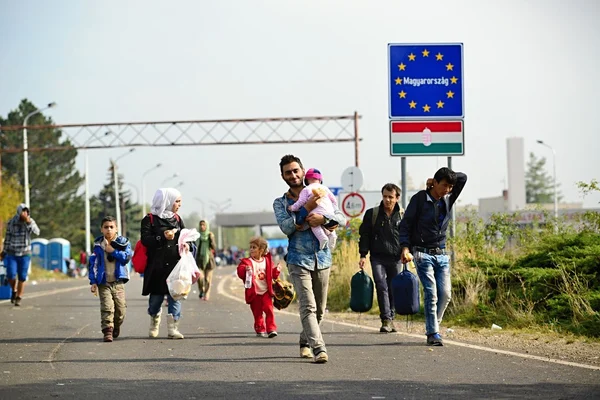 Refugees leaving Hungary — Stock Photo, Image