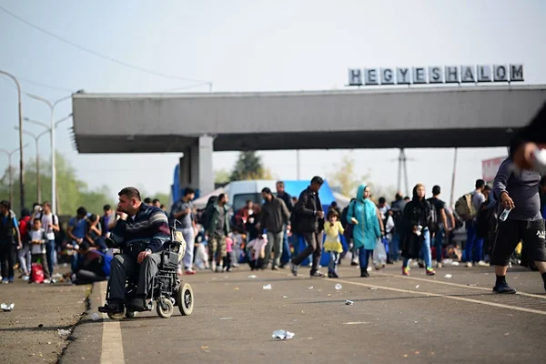 Refugees leaving Hungary — Stock Photo, Image