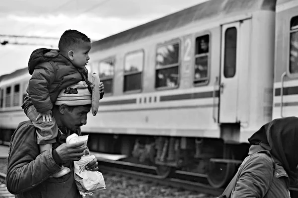 Refugiados em Tovarnik (fronteira sérvia-croatina ) — Fotografia de Stock