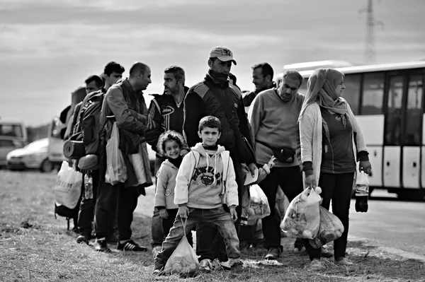 Flüchtlinge in Tovarnik (serbisch-kroatische Grenze)) — Stockfoto