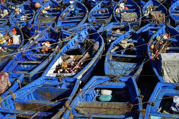 Красивая синяя лодка — стоковое фото