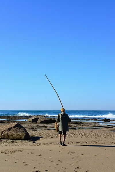 Velho na praia — Fotografia de Stock