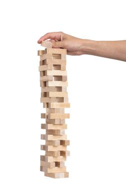 Jenga beyaz arka plan üzerinde oynarken el