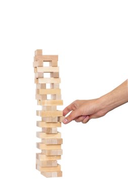 Jenga beyaz arka plan üzerinde oynarken el