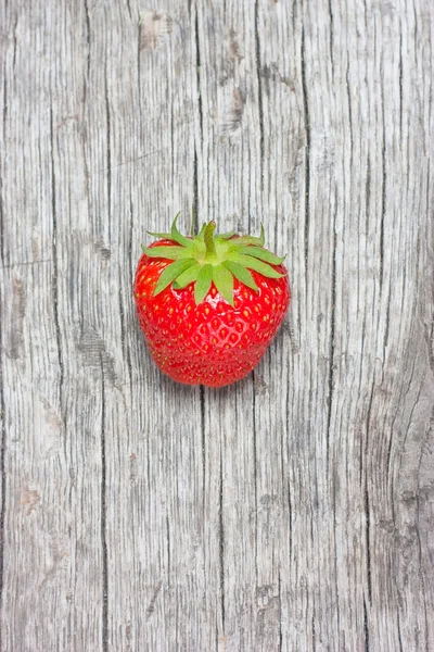 Frische Erdbeere auf hölzernem Hintergrund — Stockfoto
