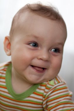 renk pijama c iri gözlü gülen küçük çocuk portresi