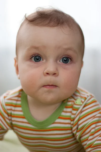 Portrét malého chlapce s velkýma očima zblízka — Stock fotografie