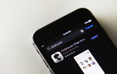 Akıllı telefondaki ses sohbet uygulamasında düşmek için kulüp uygulaması. Calgary Alberta Kanada 15 Şubat 2021