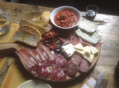 Tipik bir İtalyan yemeği için güzel bir masa.