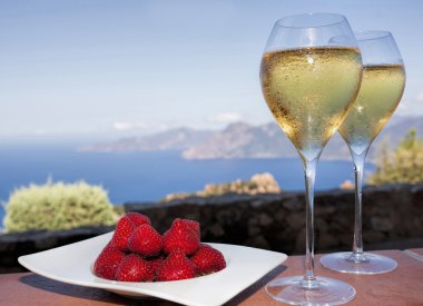 Corsica'deki / daki romantik içkiyle çilek ve beyaz şarap