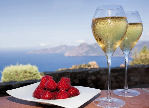 Bebida romántica en córcega con fresas y vino blanco — Foto de Stock