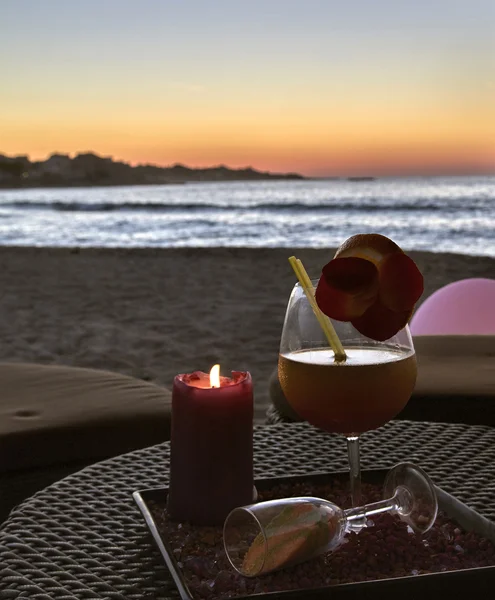 Bere in spiaggia al tramonto estivo — Foto Stock