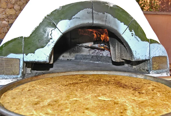 Comida italiana, bolo genuíno feito com farinha de grão de bico — Fotografia de Stock