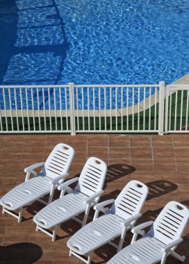 dört recliners Havuzu