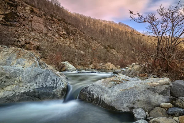 岩の冬の川 — ストック写真