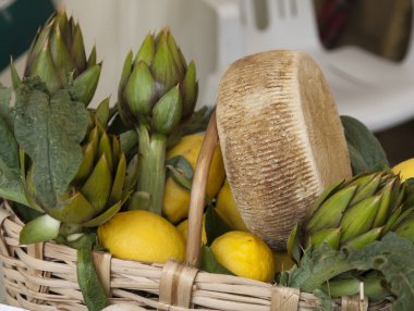 hasır sepet peyniri ve sebze ile