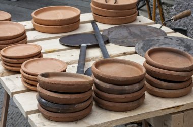 testaroli yemek pişirmek için plakaları