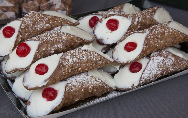 Typické sicilské sweet názvem kremrole nebo "cannolo sicilským" — Stock fotografie