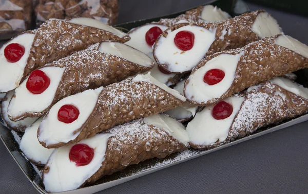 Typique Sicilien doux appelé cannoli ou "cannolo siciliano " — Photo