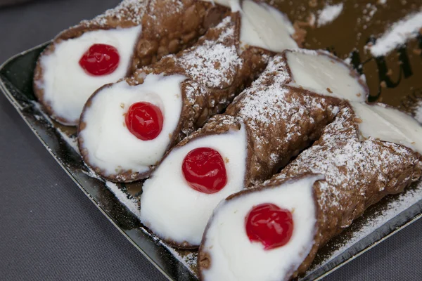 Τυπικό Σικελίας γλυκό που ονομάζεται cannoli ή «cannolo siciliano" — Φωτογραφία Αρχείου