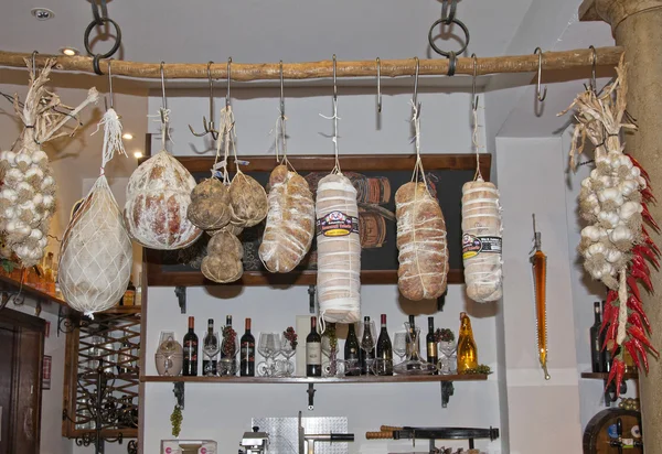 Italienska salumi i typisk restaurang — Stockfoto