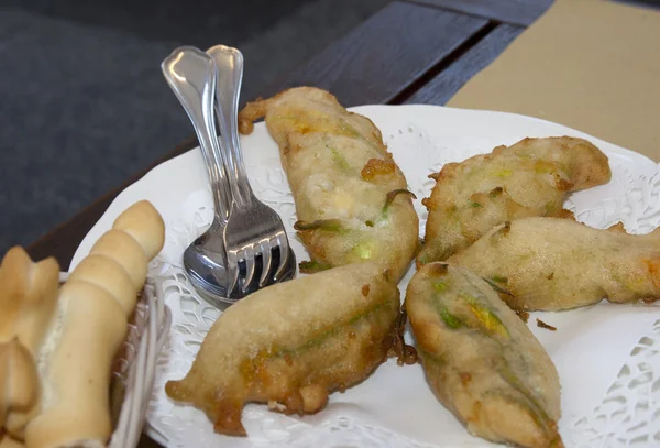 Fried zucchini flowers — Stock Photo, Image