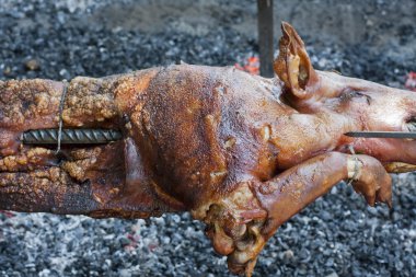 Bütün domuz pişmiş ızgara şiş