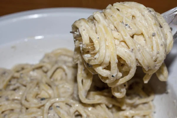 Pasta italiana con trufas —  Fotos de Stock