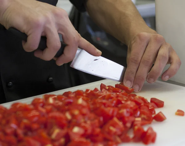 Rebanando tomates pequeños —  Fotos de Stock