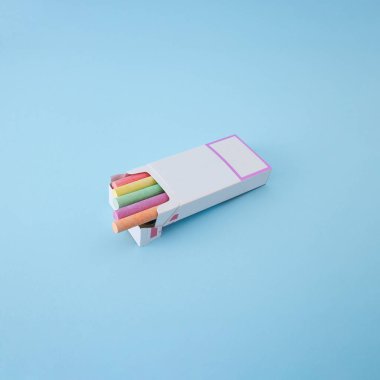 Sanat eseri pastel tebeşirle dolu sigara paketi konsepti. Sigarayı bırak, resim yap ve resim yap. Mavi arkaplan.