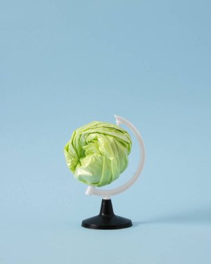 Plastik torba olarak sunulan yaratıcı çevre kavramı. Pastel mavi arka planda dünya. Ekoloji önemlidir, geleceği düşün..