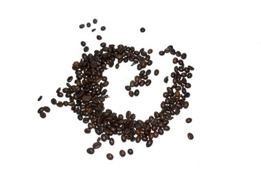 kahve çekirdekleri beyaz bir arka plan üzerinde sarmal dizilmiş