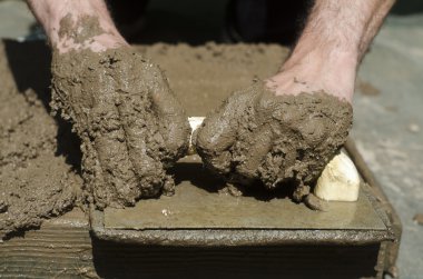 El sanatları. Çamur tuğla plaka hazırlanması