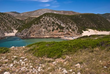 Crowed Cala Domestica plaj ve Batı Sahili boyunca promontory