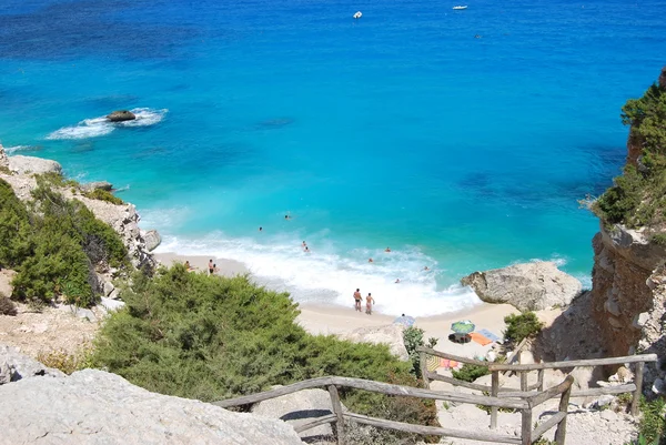 Plage bleue avec des gens vus du haut. Cala Goloritze à — Photo