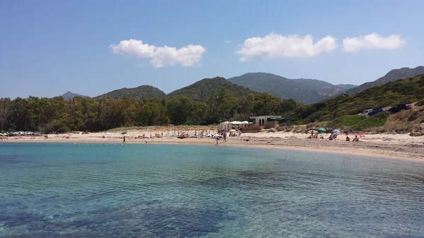 Praia e mar azul colorido Sardenha — Fotografia de Stock