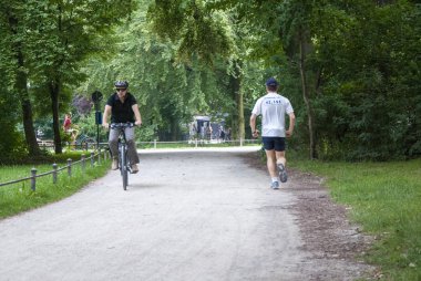 Runner ve bisikletçi dışarıda parkta işi olarak tanımlanamayan kişi