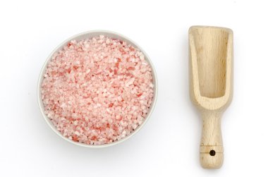 ahşap Kepçe, kase banyo tuzları pembe ve beyaz tahıllar ile dolu