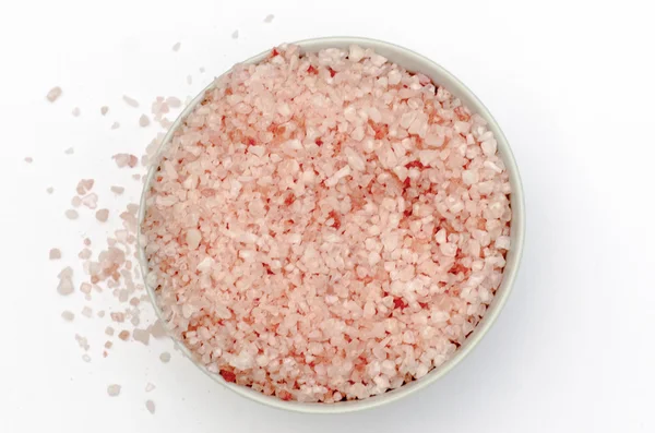 Ciotola piena di sali da bagno con grani rosa e bianchi — Foto Stock