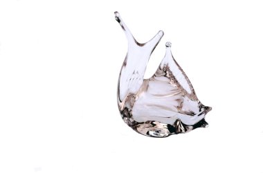 Bir balık beyaz arka planda izole pembe cam heykel