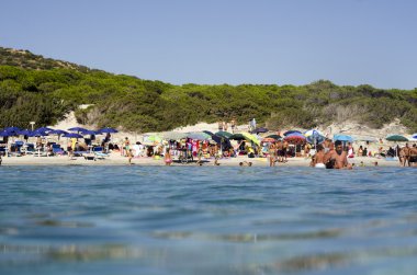 Campulongu plaj Villasimius içinde görülen mavi denizden crowed